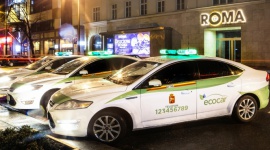 Taksówki EcoCar zawiozą warszawiaków na spektakle do Teatru Muzycznego ROMA Teatr, LIFESTYLE - Działająca na terenie Warszawy korporacja taksówkowa EcoCar nawiązała współpracę z Teatrem Muzycznym ROMA. Dzięki podpisanej umowie, wszyscy widzowie tego teatru na hasło „ROMA” będą mogli skorzystać z taksówki EcoCar i dojechać oraz wrócić z przedstawienia po niższej cenie.