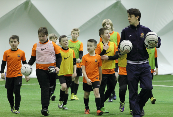 FCB Escola Varsovia dla młodych fanów piłki nożnej Sport, BIZNES - Podczas ferii zimowych 2014 Centrum Piłkarskie FC Barcelona Escola Varsovia zorganizowała obozy szkoleniowe nie tylko dla uczniów szkoły, ale także dla dzieci, których pasjonuje piłka nożna.