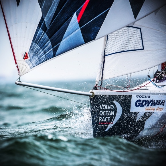 Volvo Gdynia Sailing Days – największe regaty w Polsce Sport, BIZNES - Właśnie zakończyła się czwarta edycja Volvo Gdynia Sailing Days. Przeszło 1200 żeglarzy rywalizowało w tych regatach – drugich, co do wielkości w basenie Morza Bałtyckiego. Przy okazji tej niezwykłej imprezy Volvo zaprezentowało nowy model V60 Cross Country.