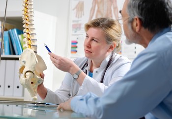 Uciążliwe bóle kręgosłupa – dlaczego nie można ich ignorować?