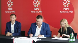 Blachotrapez przedłuża kontrakt z Reprezentacją Polski Sport, BIZNES - Blachotrapez i Polski Związek Piłki Nożnej przedłużyły umowę, w ramach której czołowy producent pokryć dachowych i elewacyjnych w naszym kraju, jest Oficjalnym Partnerem Reprezentacji Polski.