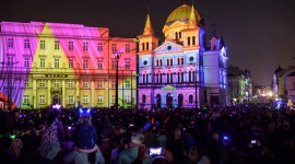 Rozbłysły kolorowe światła Light. Move. Festival. 2017 Sztuka, LIFESTYLE - Tłumy przeszły w piątek ulicą Piotrkowską, aby zobaczyć siódmą edycję Light. Move. Festival. Rekordowa 15-kilometrowa trasa festiwalowa zapełniła się zwiedzającymi łodzianami i przyjezdnymi z innych miast. Czy padnie rekord frekwencyjny? Wiele na to wskazuje.