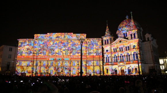 Największy festiwal światła w Polsce już w ten weekend Sztuka, LIFESTYLE - Light . Move. Festiwal. zamienia centrum Łodzi w magiczną krainę iskrzącą milionami barw. Każdej jesieni festiwal światła podświetla zabytkowe kamienice kolorowymi iluminacjami, wyświetlane są mappingi 2D/3D, wielkoformatowe projekcje oraz instalacje świetlne.