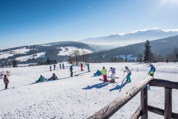 Czy wyjazd na narty to rozrywka zarezerwowana dla bogaczy? Sport, BIZNES - Zimowy wypad na narty może być naprawdę dużym wydatkiem... ale nie musi - o ile nie wybieramy się na przykład w Alpy lub Pireneje. Warto bliżej przyjrzeć się kosztom wyjazdu w polskie góry, by przekonać się, że ferie na nartach nie muszą równać się ogromnym nakładom finansowym.