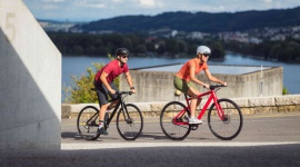 Nowe rowery lifestyle marki BMC Sport, BIZNES - W kolekcji marki BMC na rok 2018 znalazły się nie tylko rowery szosowe i górskie, ale też modele z kategorii lifestyle. Seria BMC Alpenchallenge to siedem różnych propozycji, z których część wyposażona jest w napędy paskowe.