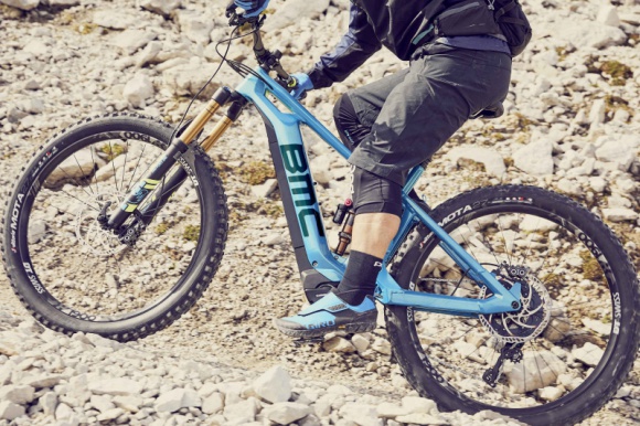 BMC prezentuje elektryczne rowery górskie Trailfox AMP SX Sport, BIZNES - Szwajcarska marka BMC przedstawiła nowy model roweru górskiego z asystą elektryczną – BMC Trailfox AMP SX. Jak wskazuje producent, to model klasyfikowany jako all mountain e-MTB, który łączy w sobie wysoką jakość, wydajność i odpowiednio zmniejszoną wagę.