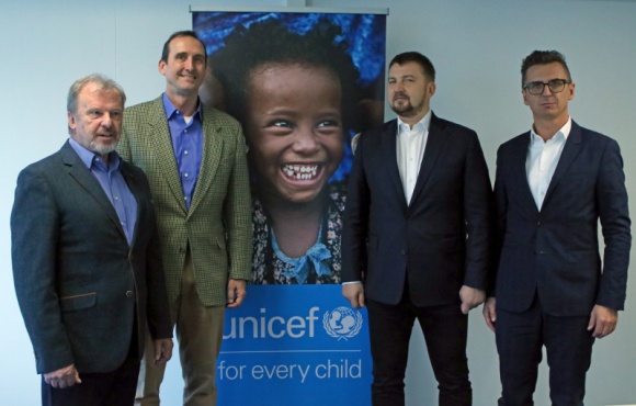 Grupa CCC pierwszym globalnym partnerem UNICEF z Polski Sport, BIZNES - W ciągu trzech lat CCC przekaże UNICEF środki umożliwiające ratowanie i poprawę warunków życia dzieci na świecie.