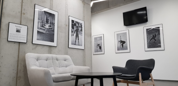 Wystawa fotografii Woman & Space – kiedy fitness spotyka się ze sztuką Sztuka, LIFESTYLE - Połączenie przestrzeni fitness ze sztuką to nowy pomysł sieci klubów Zdrofit. Taką koncepcję zrealizowano w nowo otwartym klubie na warszawskiej Pradze w zmodernizowanym Centrum Praskim Koneser.