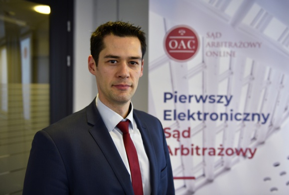 Pierwszy w Polsce Sąd Arbitrażowy Online już działa BIZNES, Prawo - To przełomowe wydarzenie w polskim sądownictwie i rewolucyjna zmiana dla przedsiębiorców. W uruchomionym dzisiaj Sądzie Arbitrażowym Online OAC wiążący wyrok jest wydawany średnio 20 razy szybciej niż w sądzie powszechnym.