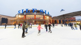 Aktywne ferie na lodowisku przed Silesia City Center Sport, BIZNES - Wszyscy miłośnicy zimowych sportów, którzy drugi tydzień ferii spędzają w Katowicach, mogą skorzystać z bezpłatnego lodowiska na Placu Słonecznym przed Silesia City Center.