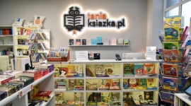 Najpopularniejsi polscy pisarze – sprawdź, kogo warto czytać! Książka, LIFESTYLE - Zdobywają szczyty list bestsellerów, są wydawani w wielu krajach, zgarniają prestiżowe nagrody, a ich książki stają się kanwą dla scenariuszy filmów i seriali. Zobacz, którzy polscy autorzy cieszą się dzisiaj największą popularnością.