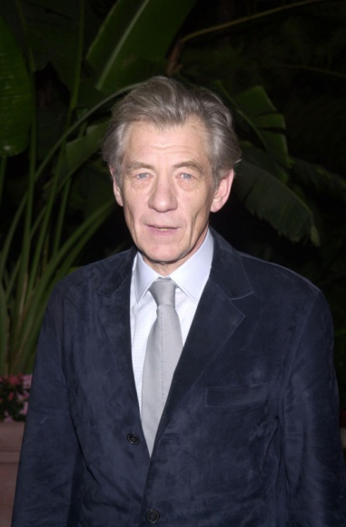 Filmowy Gandalf Ian McKellan obchodzi 80. urodziny Książka, LIFESTYLE - W najbliższą sobotę 80. urodziny obchodzi jeden z głównych bohaterów najpopularniejszego dzieła fantasy „Władcy Pierścieni” – Ian McKellan. Z okazji kolejnych urodzin artysty przedstawiamy jego sylwetkę i kilka ciekawostek z życia.