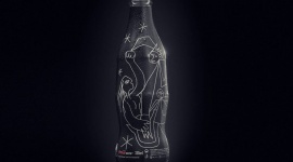 Limitowana edycja butelki Coca-Cola autorstwa Karola Radziszewskiego Sztuka, LIFESTYLE - Wolność, dialog, szacunek i bycie razem ponad podziałami, niezależnie od różnic kulturowych, to wartości bliskie marce Coca-Cola.