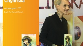 Agnieszka Chylińska z książką „Zezia, miłość i bunt na statku” w salonie Empik P