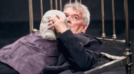 Już 25 i 27 sierpnia Teatr Pieśń Kozła wystąpi w Gdańsku Teatr, LIFESTYLE - Wrocławski teatr zaprezentuje dwa spektakle: legendarne już „Pieśni Leara” oraz „Hamlet-komentarz”. To okazja, by zobaczyć autorskie, doceniane na całym świecie interpretacje sztuk Szekspira i posłuchać polifonicznego śpiewu, z którego słynie Teatr Pieśń Kozła.