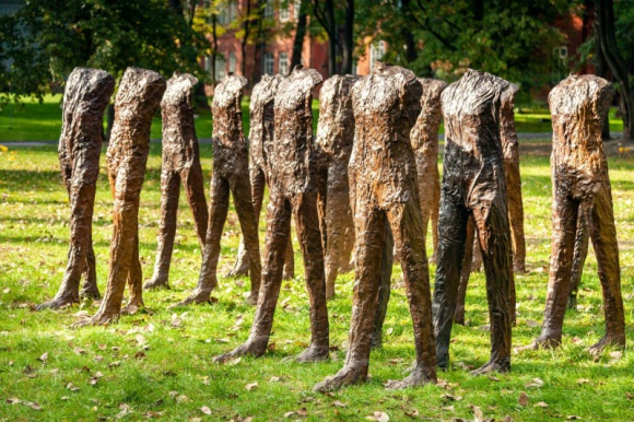 Rzeźby Abakanowicz z kolekcji Robina Williamsa Sztuka, LIFESTYLE - 10 milionów złotych – po raz pierwszy dzieło sztuki w Polsce może osiągnąć tak wysoką cenę. Instalacja „Caminando”, na którą składa się dwadzieścia rzeźb Magdaleny Abakanowicz pochodzi z kolekcji Robina Williamsa, zmarłego tragicznie pięć lat temu słynnego aktora.