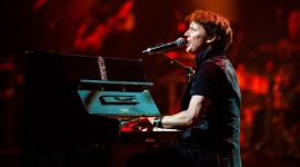 James Blunt wystąpi z mistrzami łyżwiarstwa figurowego podczas show Art On Ice Sztuka, LIFESTYLE - Rozkochał w sobie tysiące fanów na całym świecie. Jego głos i liryczne ballady od lat wzruszają. James Blunt, wystąpi w gdańskiej Ergo Arenie już 20 i 21 grudnia. Artysta będzie gwiazdą niezwykłego show Art On Ice łączącego muzykę, sztukę estradową i taniec na lodzie.