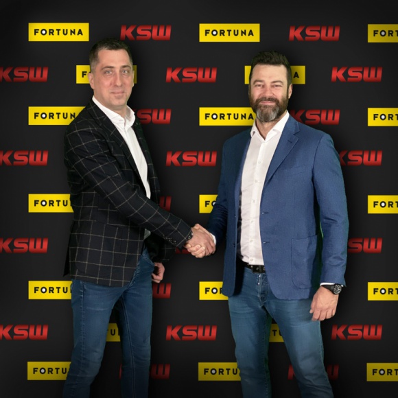 Fortuna nowym partnerem KSW Sport, BIZNES - Fortuna Online Zakłady Bukmacherskie, lider wśród bukmacherów w Polsce oraz Federacja KSW, jedna z największych organizacji MMA na świecie, podjęły decyzję o rozpoczęciu współpracy. Podpisany dziś 2-letni kontrakt obejmuje wszystkie gale KSW zaplanowane na 2020 i 2021 rok.