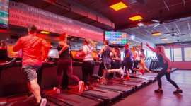 Trzeci klub Orangetheory Fitness już w sierpniu w Klifie na Woli Sport, BIZNES - 1350 klubów w 24 krajach i milion osób, które wykorzystują metodę pomarańczowego treningu w rytm serca. Orangetheory Fitness, popularna sieć butikowych klubów fitness z USA, kończy prace nad trzecią lokalizacją w Polsce – w Domu Mody Klif na Woli.