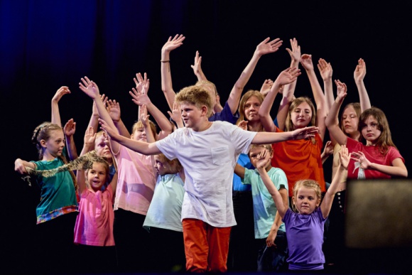 Brave Kids w lokalnym finale we Wrocławiu Sztuka, LIFESTYLE - Elementy tańca, teatru i cyrku w jednym spektaklu w wykonaniu najmłodszych mieszkańców Wrocławia. Będą także motywy zaczerpnięte z kultury Iranu i Tanzanii. Pierwszy wrocławski finał Brave Kids 2020 już jutro!