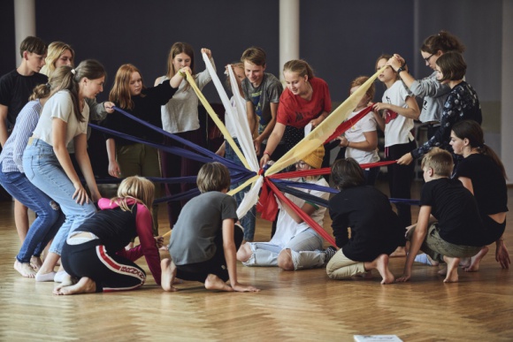 Brave Kids wystąpią nad Wisłokiem w ramach Wschodu Kultury Sztuka, LIFESTYLE - Z elementami muzyki i teatru oraz z udziałem gości specjalnych – już w piątek lokalny finał Brave Kids! Na plenerowej scenie na Bulwarach wystąpi kilkudziesięciu utalentowanych artystycznie młodych mieszkańców Rzeszowa.