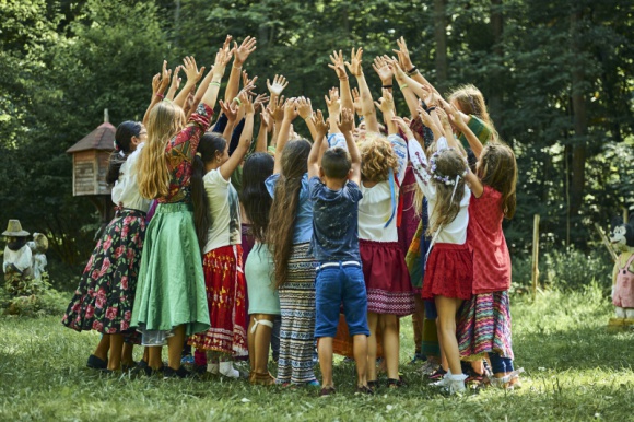 Wielki finał Brave Kids już 29 sierpnia Teatr, LIFESTYLE - Już w najbliższą sobotę, 29 sierpnia, odbędzie się tegoroczny, wielki finał Brave Kids w nowej formule. Plenerowe wydarzenia artystyczne, przygotowane przez dzieci i młodzież, zaplanowano aż w 15 miejscach we Wrocławiu. Podpowiadamy, jak najlepiej uczestniczyć w wydarzeniach.