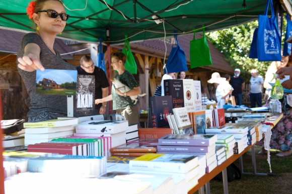 Natura, podróże, ekologia. TaniaKsiazka.pl podsumowuje 6. edycję festiwalu Książka, LIFESTYLE - Iwo przyjeżdżał na festiwal literacki w Budzie Ruskiej kiedy był jeszcze w nosidełku.