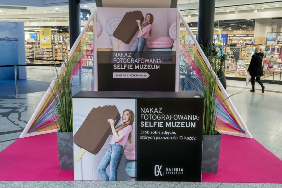 Sztuka sweet artu w sercu Krakowa, czyli Selfie Muzeum w Galerii Krakowskiej Sztuka, LIFESTYLE - W Galerii Krakowskiej powstanie Selfie Muzeum. Od 1 do 10 października odwiedzający będą mogli korzystać z eksponatów, bawiąc się iluzją i… smartfonem.